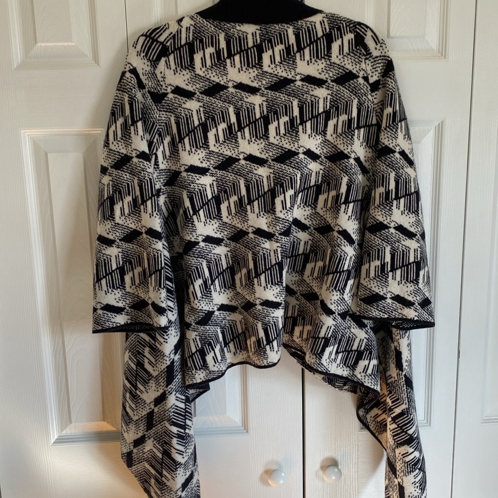Neiman Marcus Abstract Cashmere Cardigan - Picture 2 of 7
